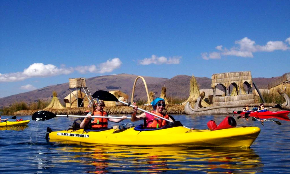 Remando no Titicaca: Uros Kayak Tour